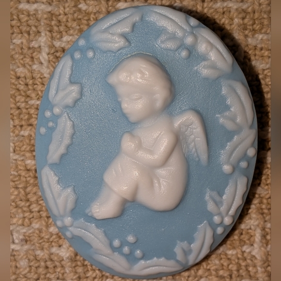 Vintage Blue and White Angel Cameo Brooch - Picture 2 of 4